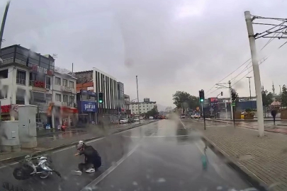 Bursa’da motosikletli yağışlı havada drift attı, yere kapaklandı