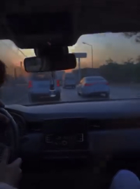 Makas atarak trafiği tehlikeye attı, o anları kayda aldırıp paylaştı