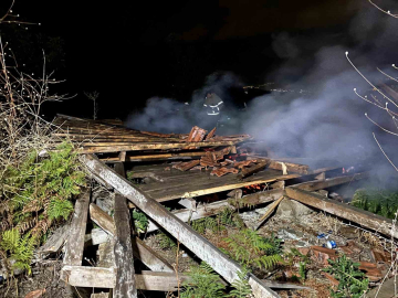 Tarlada çıkan yangın 2 barakayı küle çevirdi