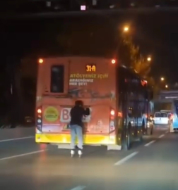 Bursa’da otobüsün arkasında tehlikeli yolculuk