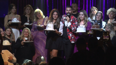 Ünlü sanatçı, sahnede 36 kişinin doğum gününü aynı anda kutladı