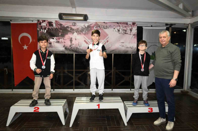 Osmangazi’de minik satranç ustaları kupalarına kavuştu