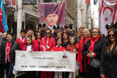 New York’ta Türk ve Amerikan bayrakları göndere çekildi