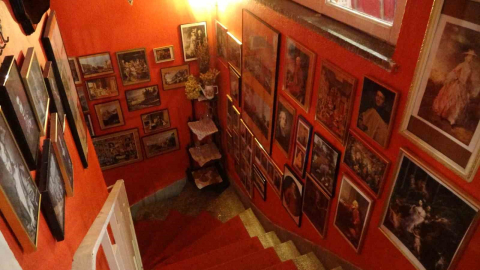 Paris’ten Bursa’ya uzanan antika hikayesi: Kolilerde bekleyen eşyalarla müze gibi kafe kurdu