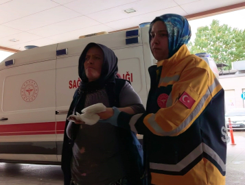 Elleri merdaneli ütüye sıkışan kadın yaralandı