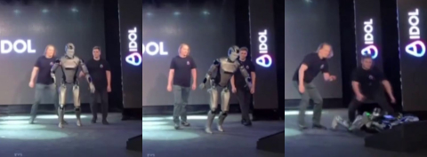 Rusya’da yapay zekalı insansı robotu tanıtım sırasında yere düştü