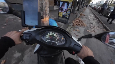 Motosiklet kaydı, duba şaşırttı: Sinirle çıktı, mizahla bitti