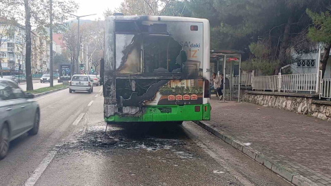 Otobüsün motor kısmı küle döndü, yolcular büyük panik yaşadı