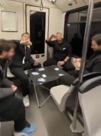 Bursa metrosunda şaşırtan görüntü: Gençler masa kurup oyun oynadı