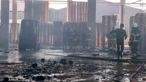 Bursa’da palet fabrikası alevlere teslim oldu