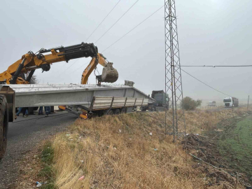 Bingöl’de virajı alamayan tır yan yattı