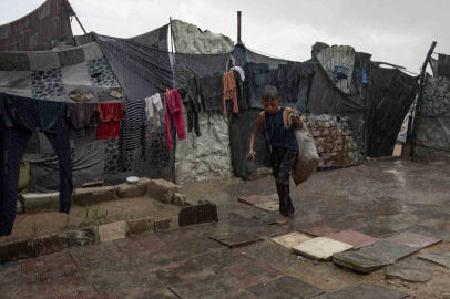 Gazze’de yoğun yağış nedeniyle çadırları su bastı