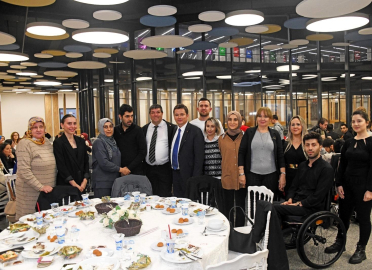 Başkan Erkan Aydın engelleri sevgiyle aştı