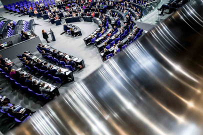 Almanya’da "Merz’e güvenoyu" niteliğindeki emeklilik reformu Federal Meclis’ten kıl payı geçti