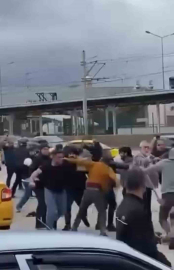 Bursa’da savaşı andıran kavga kamerada: Kimi kaskını miğfer yaptı, kimi sopayı kılıç gibi kullandı