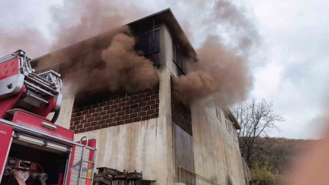 Meyve kasalarının bulunduğu depo küle döndü