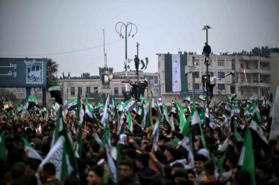 Suriyeliler Esad rejiminin devrilmesinin 1’inci yıl dönümünü Emevi Meydanı’nda kutladı