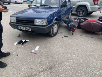 Bursa’da otomobile çarpan motosikletli ağır yaralandı