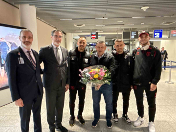 Samsunspor, Almanya’da çiçeklerle karşılandı