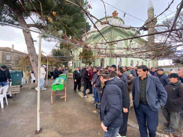 Ters yönde gelen aracın çarpmasıyla hayatını kaybeden 2 kişi son yolculuğuna uğurlandı