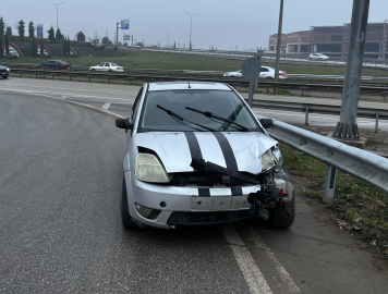 Bariyere çarpan otomobildeki 2 kişi yaralandı