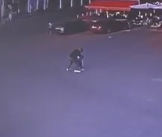 Boşanma aşamasındaki eşini sokak ortasında 12 yerinden bıçakladı, 18,6 yıl hapis cezası aldı