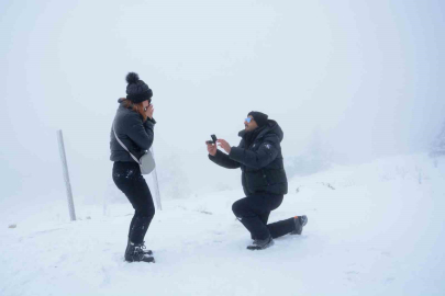 Uludağ’da yılın son ve ilk romantik sürprizleri: Karlar altında iki "Evet"