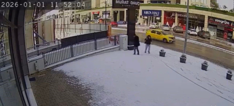 Bursa’da karla kaplanan kaldırımda kalp çizdiler, güvenlik kamerasını izleyenlerin içi ısındı