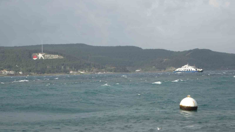Çanakkale Boğazı lodos fırtınası nedeniyle transit gemi geçişlerine kapatıldı