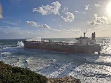 Bozcaada açıklarında boş ham petrol tankeri karaya oturdu