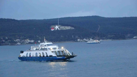 Lodos fırtınası nedeniyle çift yönlü trafiğe kapatılan Çanakkale Boğazı 45 saat sonra açıldı