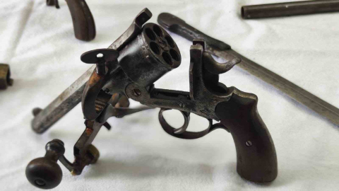 Bursa’da tarihi eser operasyonu: Çok sayıda silah ve obje ele geçirildi