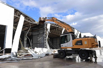 Tarım arazisine kaçak yapılan depolar yıkıldı