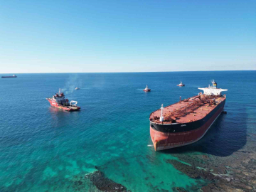 Bozcaada’da karaya oturan tankerin kurtarma çalışmaları dron ile görüntülendi