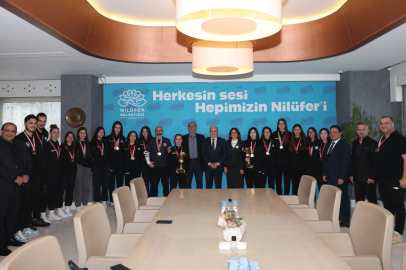 Nilüfer’in Şampiyon Kızları Kupaları Başkan Şadi Özdemir’e Getirdi