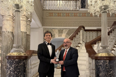 Akif Manaf’a Bir Barış Ödülü Daha: Dünyaca Ünlü Yazar Egeyön Barış Ödülünü Aldı