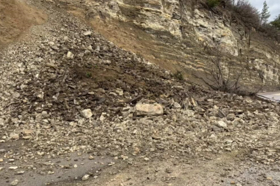 Bursa'da heyelan! Yol kapandı