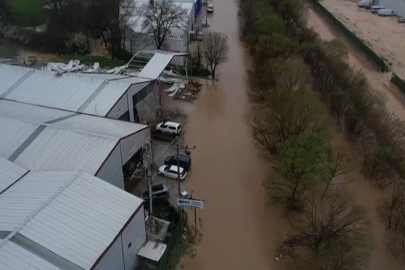 Ürünlü Deresi Taştı Araçlar Sular Altında Mahsur Kaldı