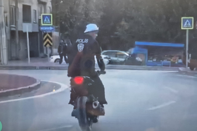 Polis yeleği giydi, plakasız motosikletle trafiği tehlikeye attı