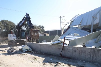 Bursa Nilüfer’de kaçak fabrika yıkıldı