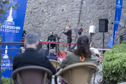 İzmir Şato Kütüphanesi'nde ders molasında müzikli motivasyon
